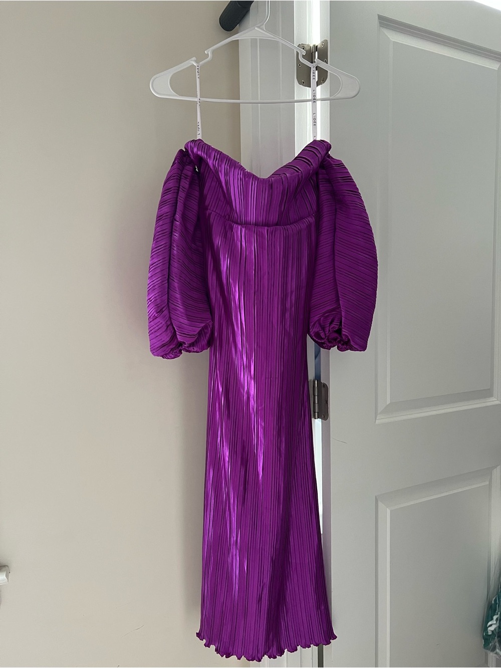 Off-Shoulder Puff Sleeve Pleated Midi Dress in Grape Purple 4 Us (8 Aus)